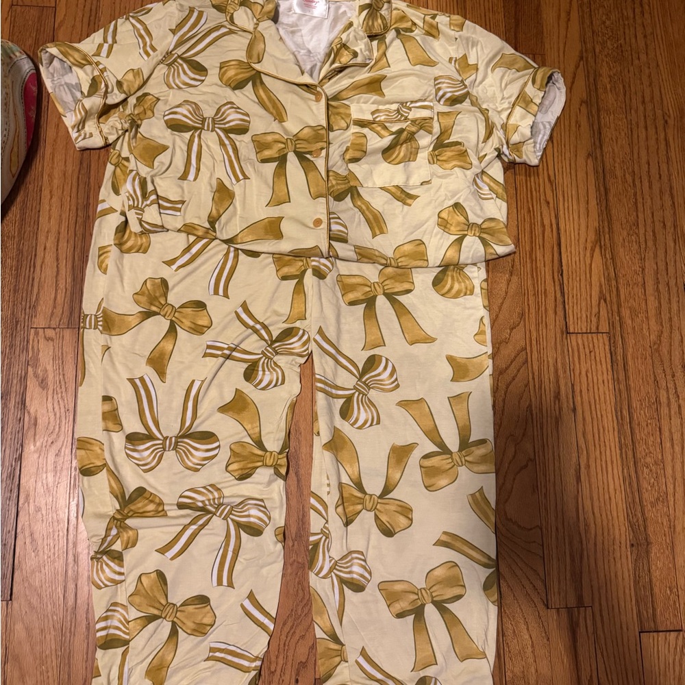 In My Sundays Gold Bow Print Pajama Set